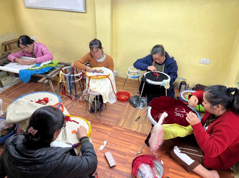 Production process of Vietnamese art embroidery paintings